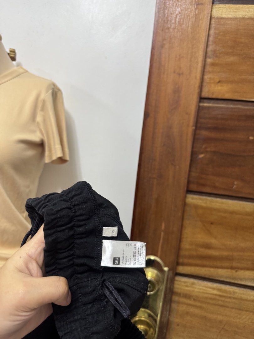 GU Black Cargo Pants Size S (Category: Joggers) located in Cavite. Submitted by yakultjeni85475 (Listing ID 1468685753, Image 2). Description: - Brand: GU - Size: S, Color: Black - Fit: Relaxed straight leg with an adjustable elastic drawstring waistband - Details: Functional side cargo pockets - Material: Comfortable fabric blend - Condition/Style: Versatile piece for casual daily outfits.