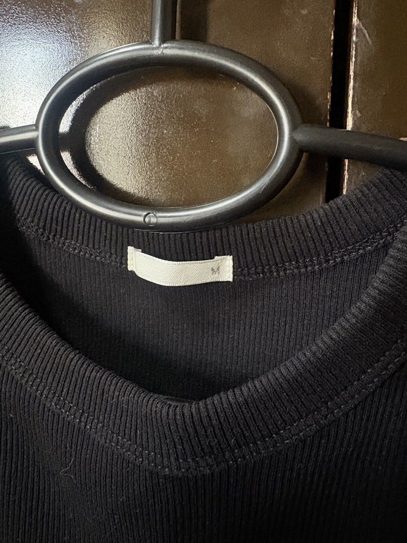 GU Black ribbed tank top size M (Category: Sleeveless) located in Binan City. Submitted by prelov3d.elle (Listing ID 1468628297, Image 2). Description: Bought in GU (Ginza Tokyo, Japan 🇯🇵).