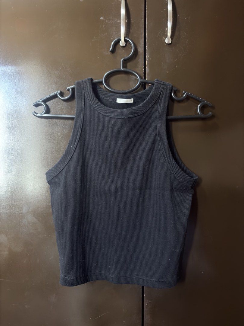 GU Black ribbed tank top size M (Category: Sleeveless) located in Binan City. Submitted by prelov3d.elle (Listing ID 1468628297, Image 1). Description: Bought in GU (Ginza Tokyo, Japan 🇯🇵).
