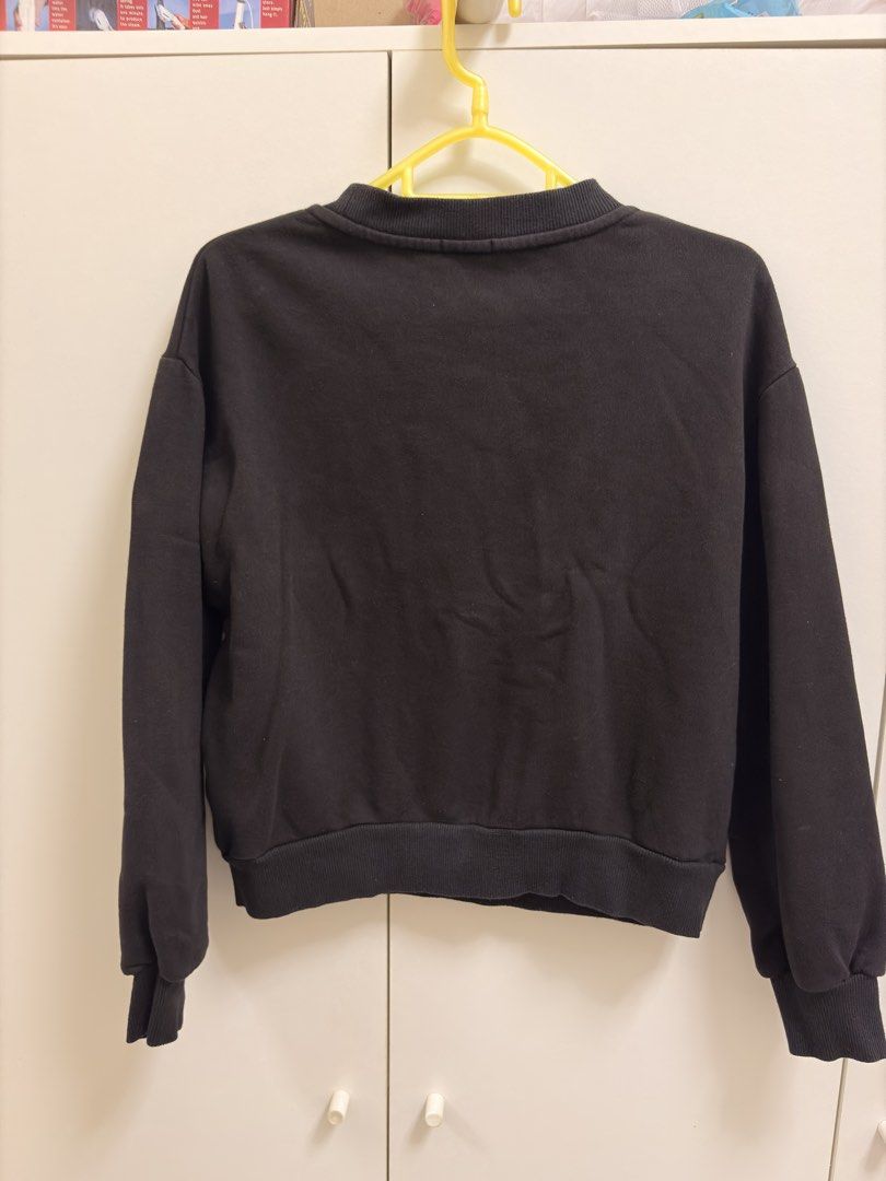 GU Black sweatshirt (Category: Coats, Jackets and Outerwear) located in Quezon City. Submitted by j.styles (Listing ID 1468674927, Image 2). Description: .