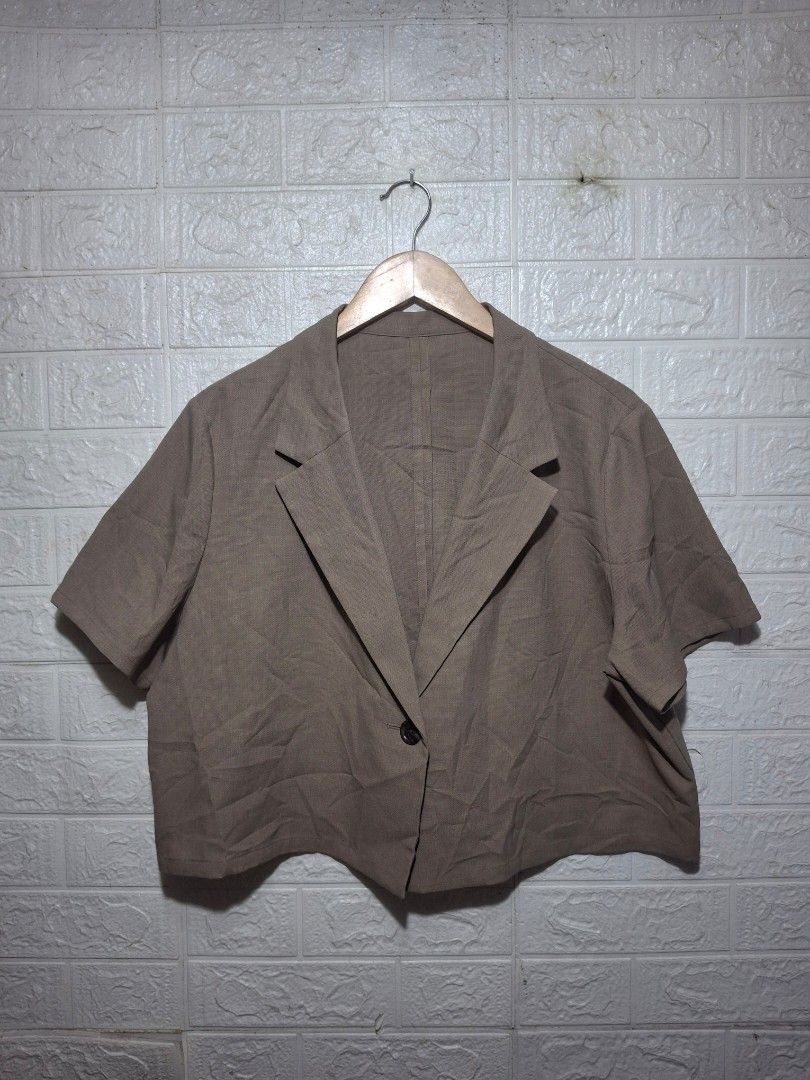 GU Brown Short Sleeve Blazer 3XL (Category: Coats, Jackets and Outerwear) located in Angeles City. Submitted by livemountain.e2ae07 (Listing ID 1468564486, Image 1). Description: - Brand: GU - W23 L19 - Size: 3XL (Brand new with tags attached) - Color: Versatile neutral brown - Material: Lightweight with a subtle textured weave - Design: Classic lapel collar with front button closure - Style: Great for layering over casual tops or dresses for sma