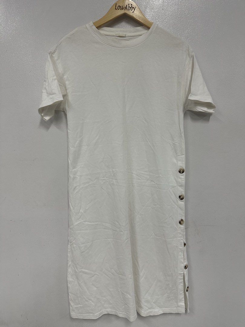 Gu by Uniqlo button T- Dress (Category: Dresses) located in Mabalacat. Submitted by lasantia (Listing ID 1468581271, Image 1). Description: Gu by Uniqlo button T- Dress Size: Medium (20x41) Good condition Loc: Pampanga Mop: Gcash.