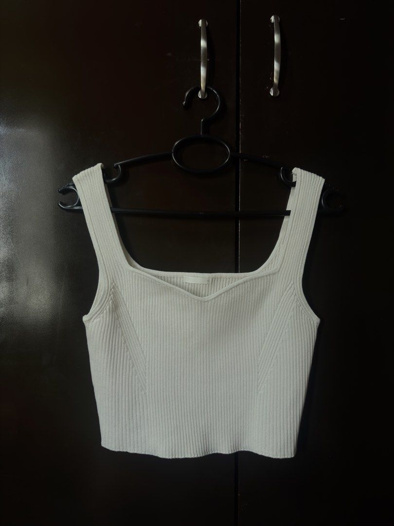 GU White ribbed crop top size M (Category: Sleeveless) located in Binan City. Submitted by prelov3d.elle (Listing ID 1468628441, Image 1). Description: .