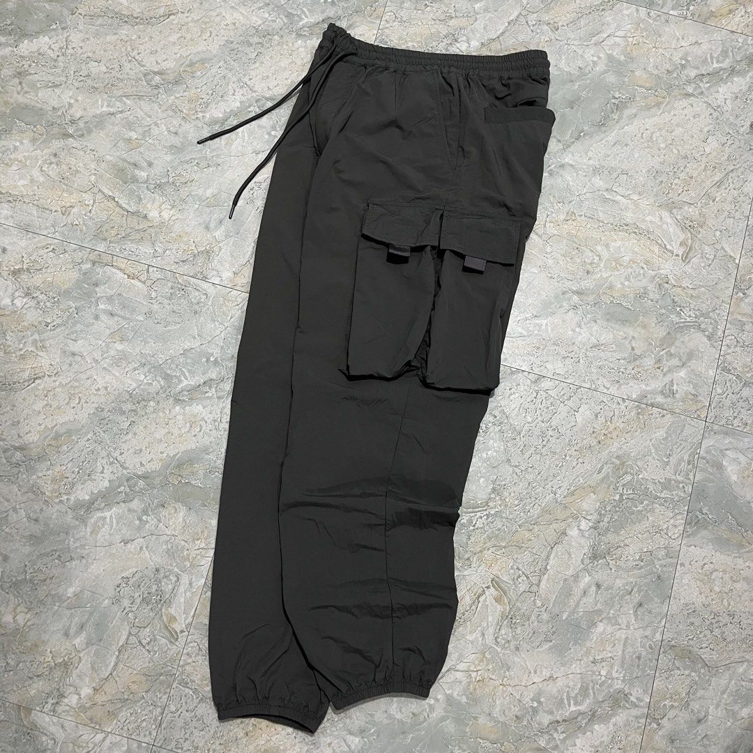 GU Wide Cargo Jogger Pants (Category: Joggers) located in Caloocan City. Submitted by jaycob012603 (Listing ID 1468617397, Image 2). Description: Excellent Condition No issue 29-34”W 39”L dm!.