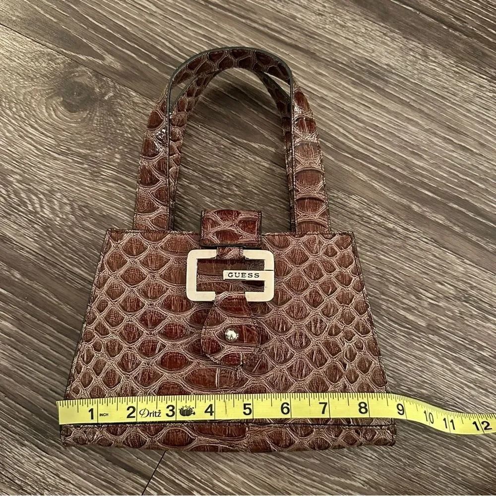 Guess bag (Category: Tote Bags) located in Lucena. Submitted by shoplingmood (Listing ID 1468685980, Image 2). Description: in excellent condition.