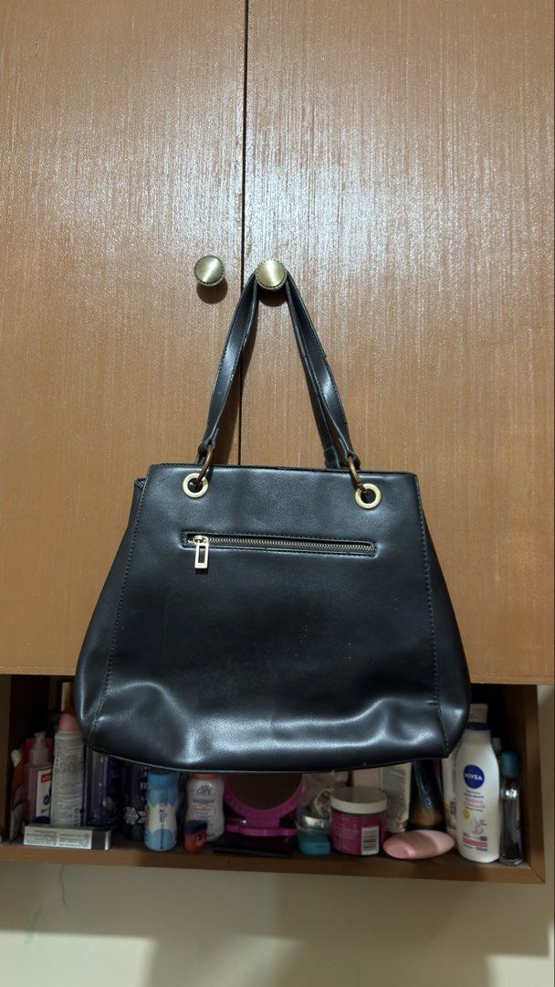 GUESS BLACK LEATHER BAG (Category: Shoulder Bags) located in Manila. Submitted by urban-vintage_2 (Listing ID 1468618734, Image 1). Description: ISSUE: SEE THE PICS FOR ISSUE (NEED WASH) MOP :GCASH (NO COD) SHIP VIA: LALAMOVE & J&T LOCATION: PASIG CITY .