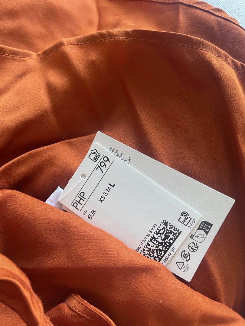 Halter Neck Satin Top (Rust Orange) (Category: Sleeveless) located in Pasig City. Submitted by thriftventure_mnl (Listing ID 1468511795, Image 2). Description: - authentic! from h&m moa - bnew w tag 🧡🌅 - srp is 799 - rfs not my size - dont lowball too much given that its bnew. thank you :) PAYMENT VIA: BDO Gcash COD (for manila & pasig area) DELIVERY VIA: Grabdelivery Lalamove J&T Express.