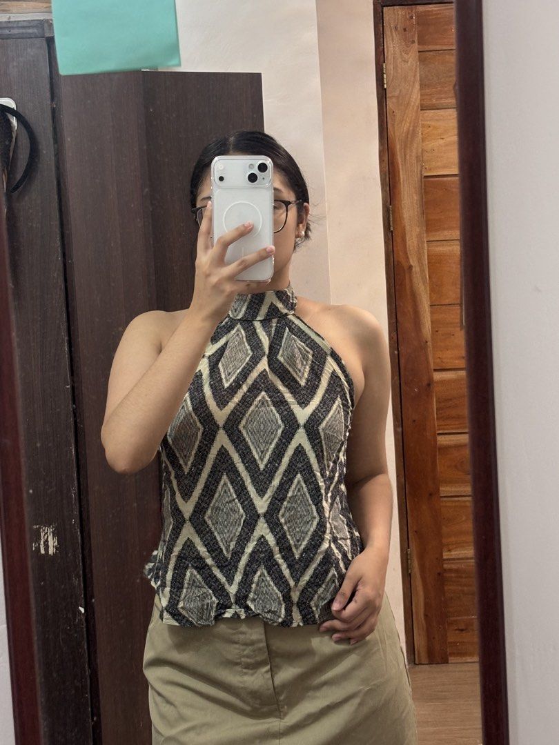 Halter tie top (Category: Sleeveless) located in Bulacan. Submitted by reiixx (Listing ID 1468668570, Image 3). Description: Small frame *backless & garterized *reworked top.