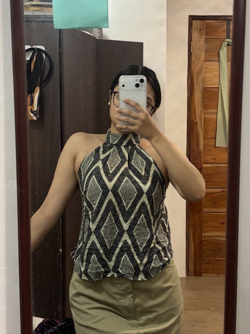 Halter tie top (Category: Sleeveless) located in Bulacan. Submitted by reiixx (Listing ID 1468668570, Image 2). Description: Small frame *backless & garterized *reworked top.