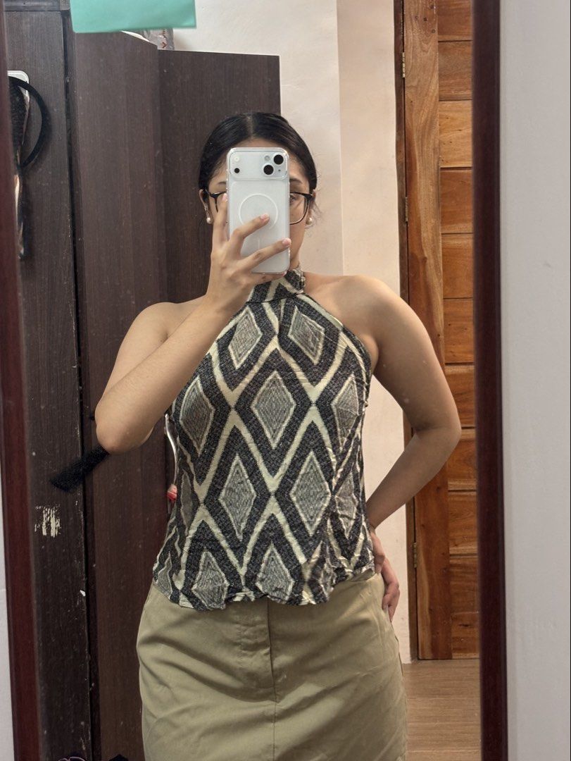 Halter tie top (Category: Sleeveless) located in Bulacan. Submitted by reiixx (Listing ID 1468668570, Image 1). Description: Small frame *backless & garterized *reworked top.