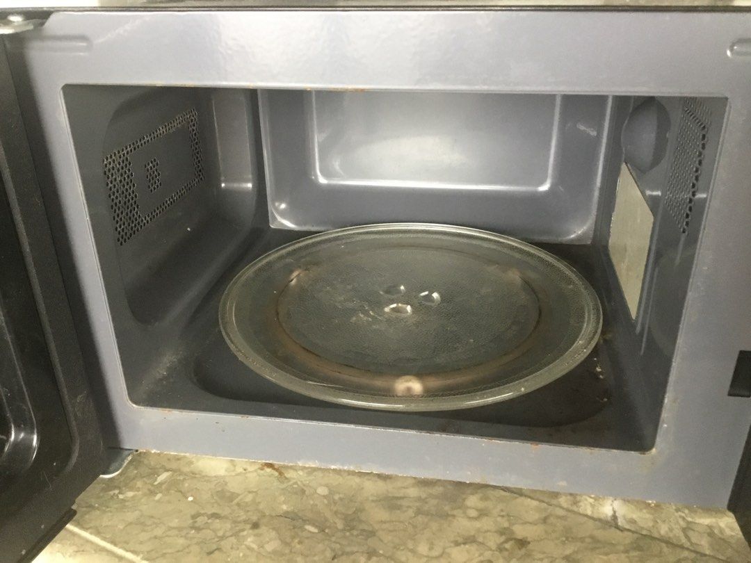 Hanabishi Black Microwave Oven with Rotating Dials (Category: Ovens & Toasters) located in Manila. Submitted by roberto.enriquez (Listing ID 1468692882, Image 3). Description: - Brand: Hanabishi - Color: Sleek black exterior with clean grey interior - Controls: Dual manual knobs for power and timer - Included: Glass turntable tray - Design: Standard countertop size with silver pull handle - Condition: Fully functional and ready to use.