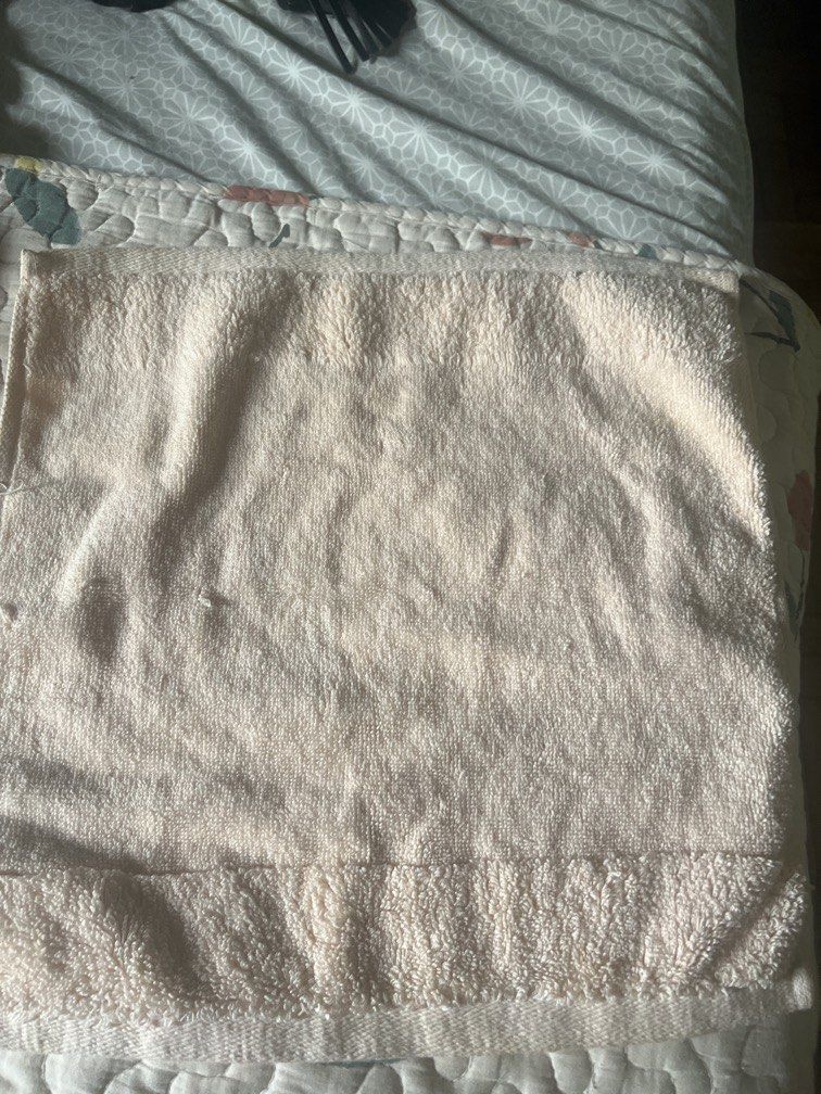 Hand towel (Category: Bedding & Towels) located in Paranaque City. Submitted by arianem031087 (Listing ID 1468550784, Image 1). Description: Item was overstock/ not in used.