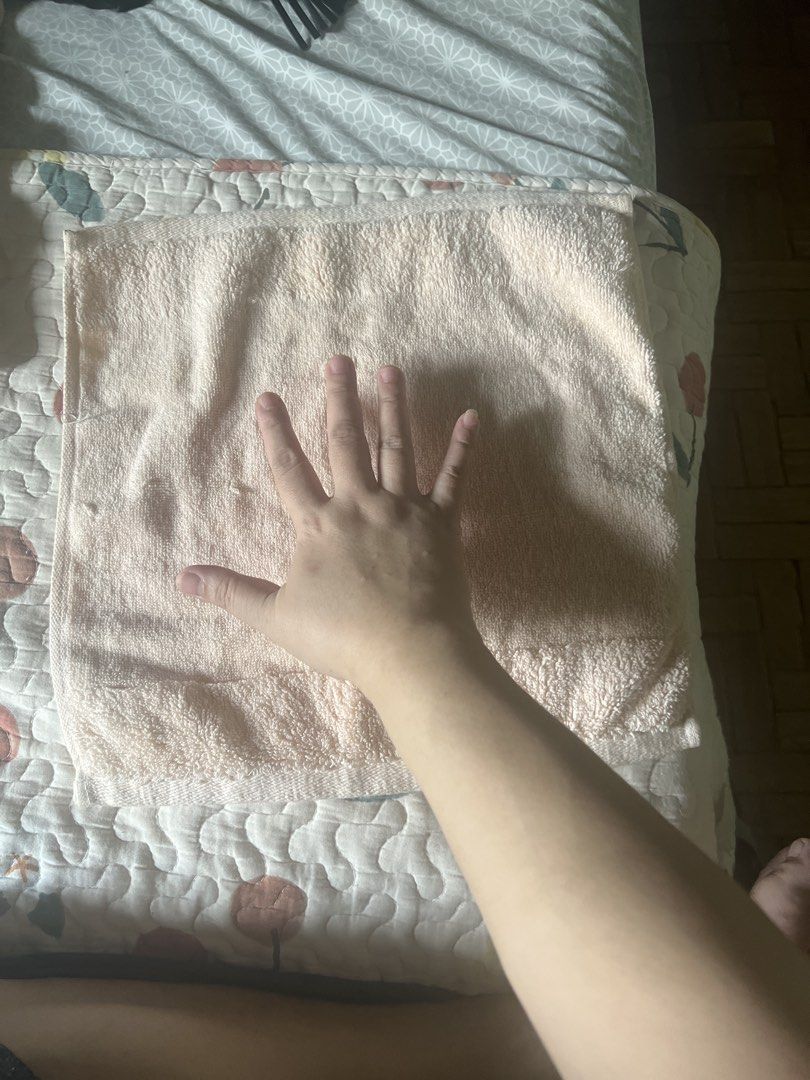 Hand towel (Category: Bedding & Towels) located in Paranaque City. Submitted by arianem031087 (Listing ID 1468550784, Image 2). Description: Item was overstock/ not in used.
