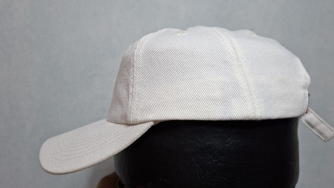 Herschel Supply Co. Sylas White Cap (Category: Caps & Hats) located in Taguig. Submitted by AlfonsoJaimepreloved (Listing ID 1468544709, Image 3). Description: Herschel Supply Co. Sylas White Cap Adult / Belt Strap Embroidered Patched / 100% Cotton White Colorway Excellent Used Condition Price : 580 Location : ibayo Tipas Taguig City MOD : Lalamove / LBC / J&T at buyer expense MOP : Gcash Thank you.