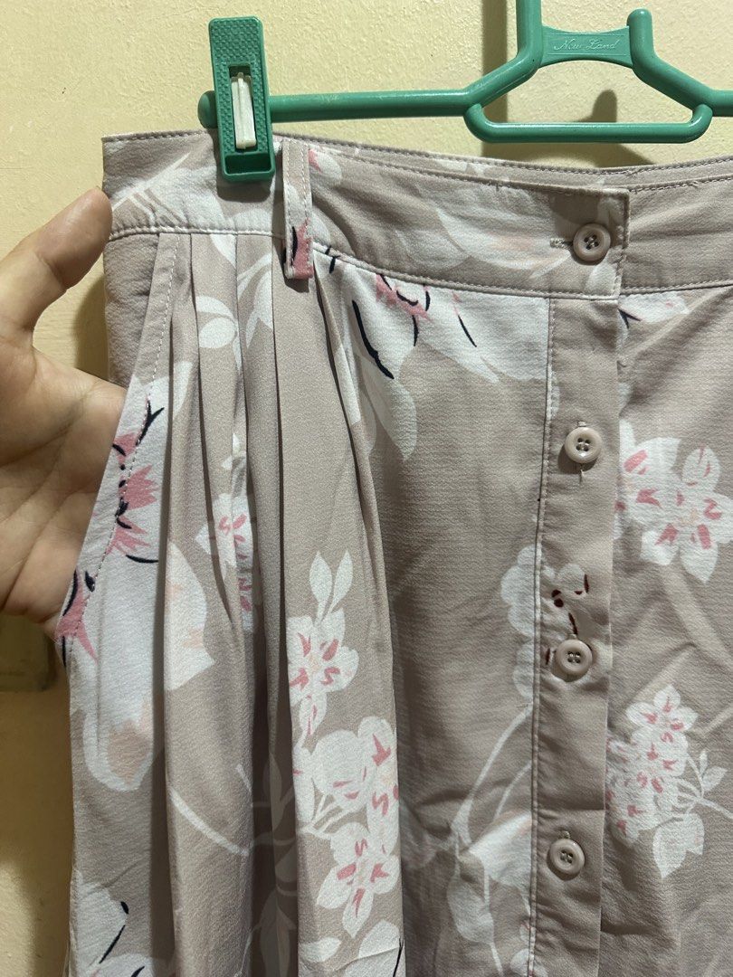 Hervelvetvase Floral Maxi Skirt (Category: Skirts) located in Baliuag. Submitted by ritzkisses (Listing ID 1468520413, Image 2). Description: - Brand: Hervelvetvase - Size: M - Color/Design: Soft beige/grey base with all-over white and pink floral print - Details: Functional button-down front with matching buttons, pleated waist, and built-in side pockets - With inner lining - Styling: Easy to pair with basic tops or blouses.