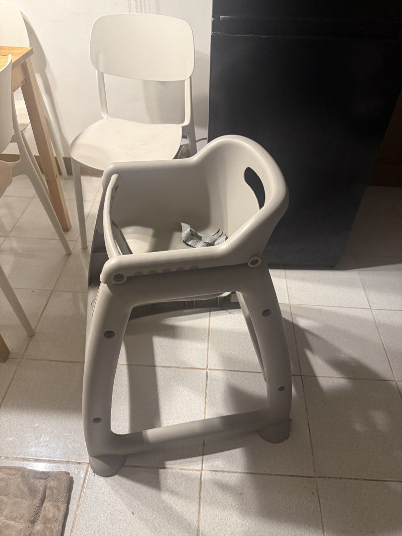 High chair (Category: Baby High Chairs) located in Manila. Submitted by jvzzz08 (Listing ID 1468682186, Image 1). Description: For sale high chair for kids loc Gentri.