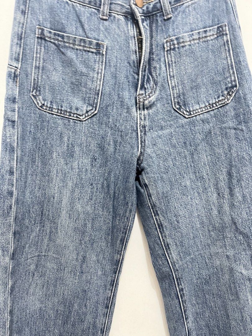 Highwaist baggy pants (Category: Jeans) located in Bacoor. Submitted by lemonsandmelons (Listing ID 1468608534, Image 2). Description: fits 25 to 26 baggy and highwaist maganda din to pero masikip na sakin length is 40cm .