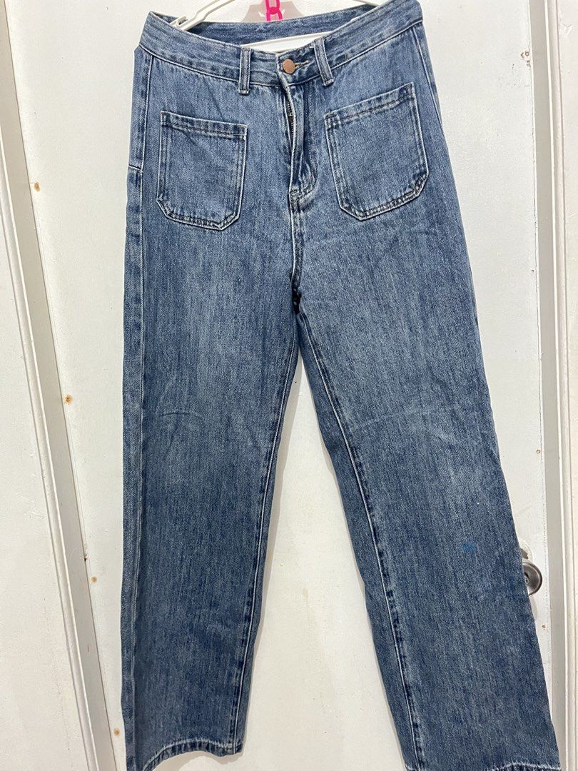 Highwaist baggy pants (Category: Jeans) located in Bacoor. Submitted by lemonsandmelons (Listing ID 1468608534, Image 3). Description: fits 25 to 26 baggy and highwaist maganda din to pero masikip na sakin length is 40cm .