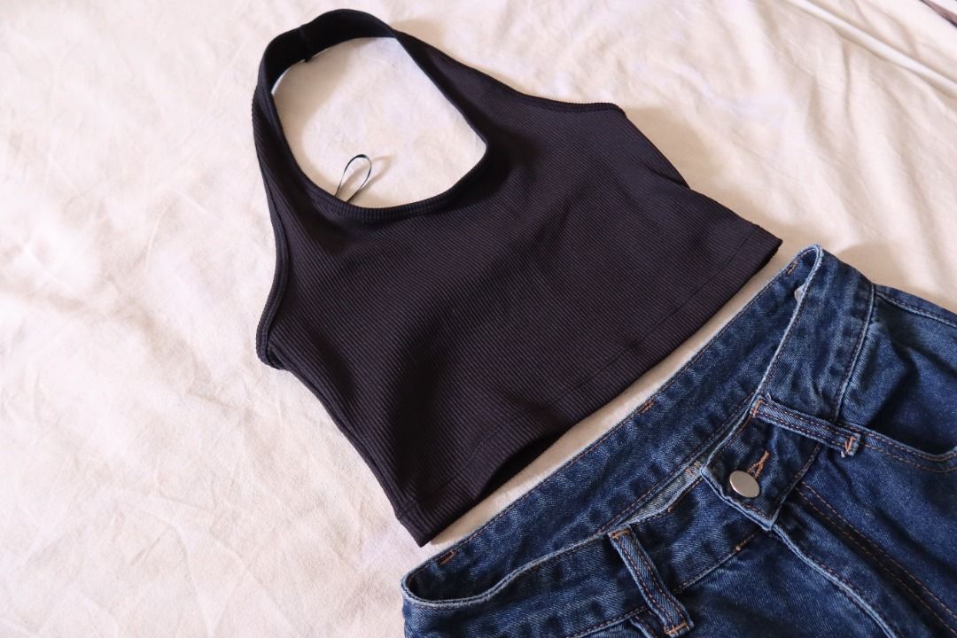 H&M Black Halter Ribbed Crop Top (Category: Sleeveless) located in Manila. Submitted by imama23 (Listing ID 1468537024, Image 1). Description: - Style: Halter crop top with a scoop neckline - Material: Soft, stretchy ribbed knit that hugs the body Condition: 9/10, rarely used Size: fits XS-S Location: Manila Shipping - Payment first before shipping - MOP: GCASH, Bank Transfer - Shipping to be shouldered by buyer .