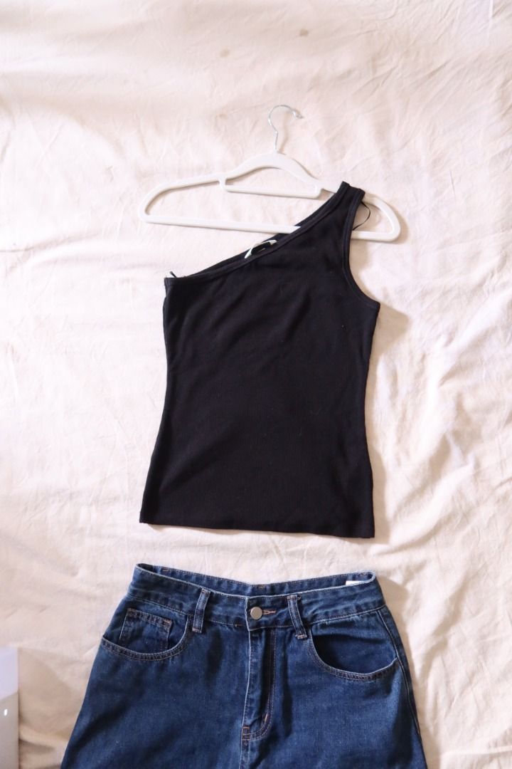 H&M Black One-Shoulder Ribbed Tank Top (Category: Sleeveless) located in Manila. Submitted by imama23 (Listing ID 1468538579, Image 3). Description: Condition: 9/10, rarely used Size: Fits S-M Location: Manila Shipping - Payment first before shipping - J&T, Grab, Lalamove (Buyer may choose preferred courier) - MOP: GCASH, Bank Transfer - Shipping to be shouldered by buyer .