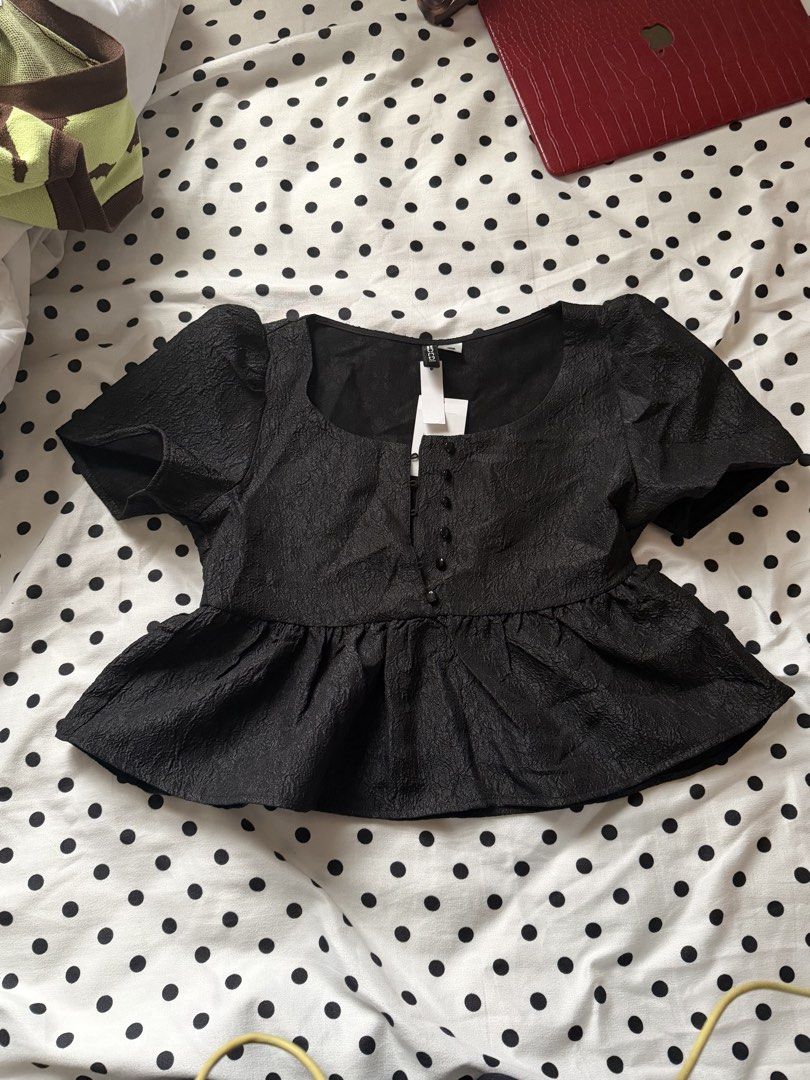 H&M Black Peplum Top (Category: Sleeveless) located in Quezon City. Submitted by stuffbyviel (Listing ID 1468549182, Image 1). Description: - Brand: H&M Divided - Size: XS (fits upto Med!!) - Condition: Brand new with original retail tag attached - Design: Square neckline, puff sleeves, front button closure - Original price: ₱999 - RFS: Decluttering / organizing my closet.