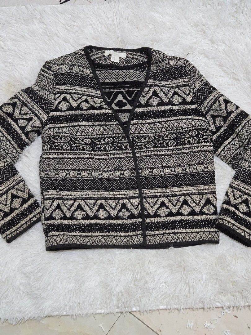 H&M blazzer (Category: Coats, Jackets and Outerwear) located in Manila. Submitted by avi_r (Listing ID 1468575880, Image 1). Description: can fit to Medium & Large.