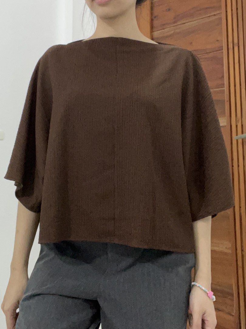 H&M Crinkled Boat-Neck Top Brown (Category: Blouses) located in Quezon City. Submitted by ktmrn (Listing ID 1468670032, Image 2). Description: - Brand: H&M - Color: Brown - Fit: Relaxed fit with wide, mid-length sleeves - Material: Lightweight textured crinkled fabric - Neckline: Clean boat-neck design - Condition: Worn once for a quick photo, practically untouched - Styling: Great neutral piece that easily matches trousers, jeans, and various ou