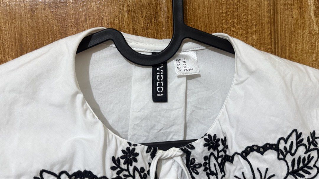 H&M Embroidered Collar White Blouse (Category: Blouses) located in Makati City. Submitted by ario_drobe (Listing ID 1468681762, Image 3). Description: - Brand: H&M Divided - Size: XS - Loc: Makati. - Meet Up: Taft, DLSU, CSB.