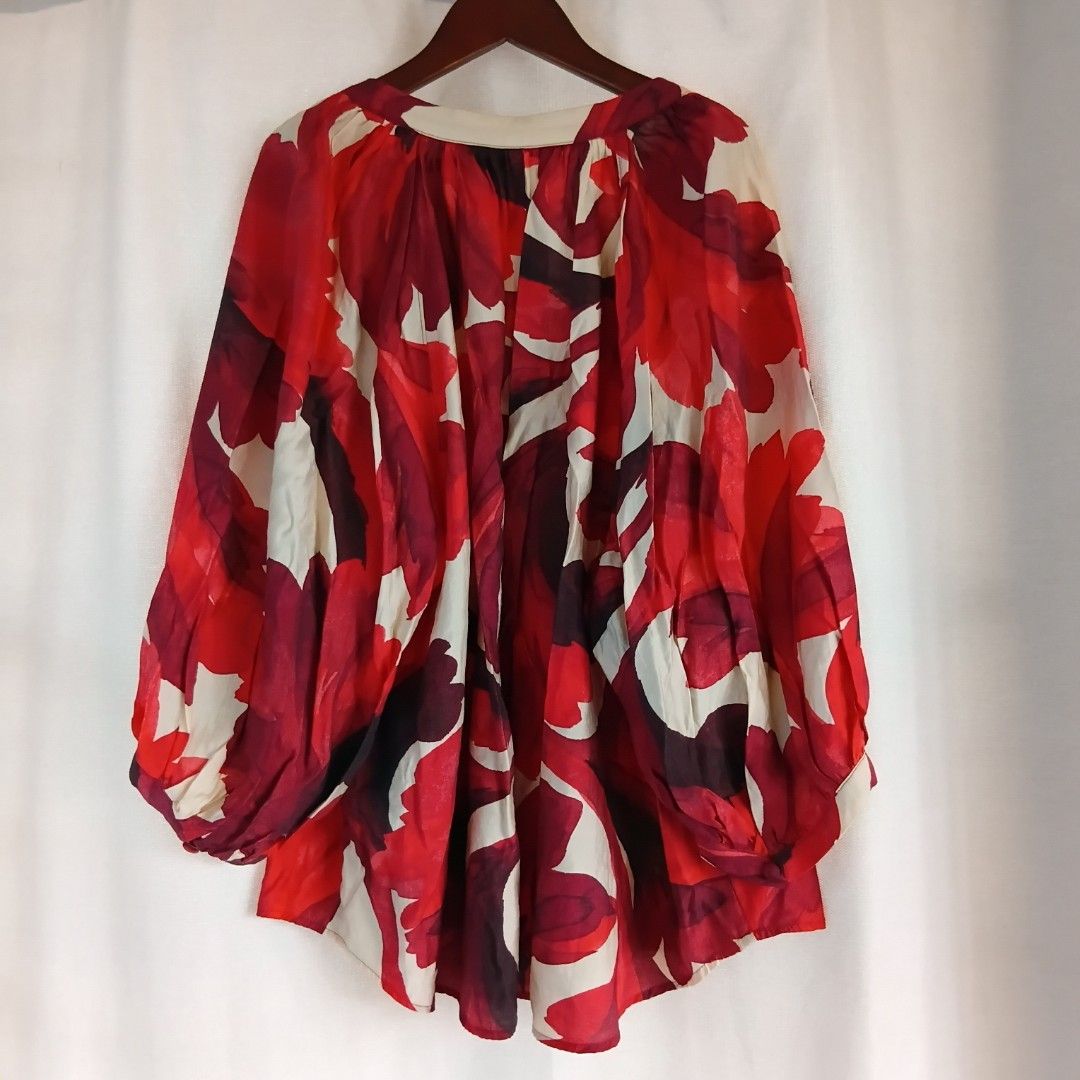H&M Floral Red 3/4 Longsleeve (Category: Blouses) located in Angeles City. Submitted by itsandspreloved (Listing ID 1468525300, Image 2). Description: size: can fit L-XL lightyly used.