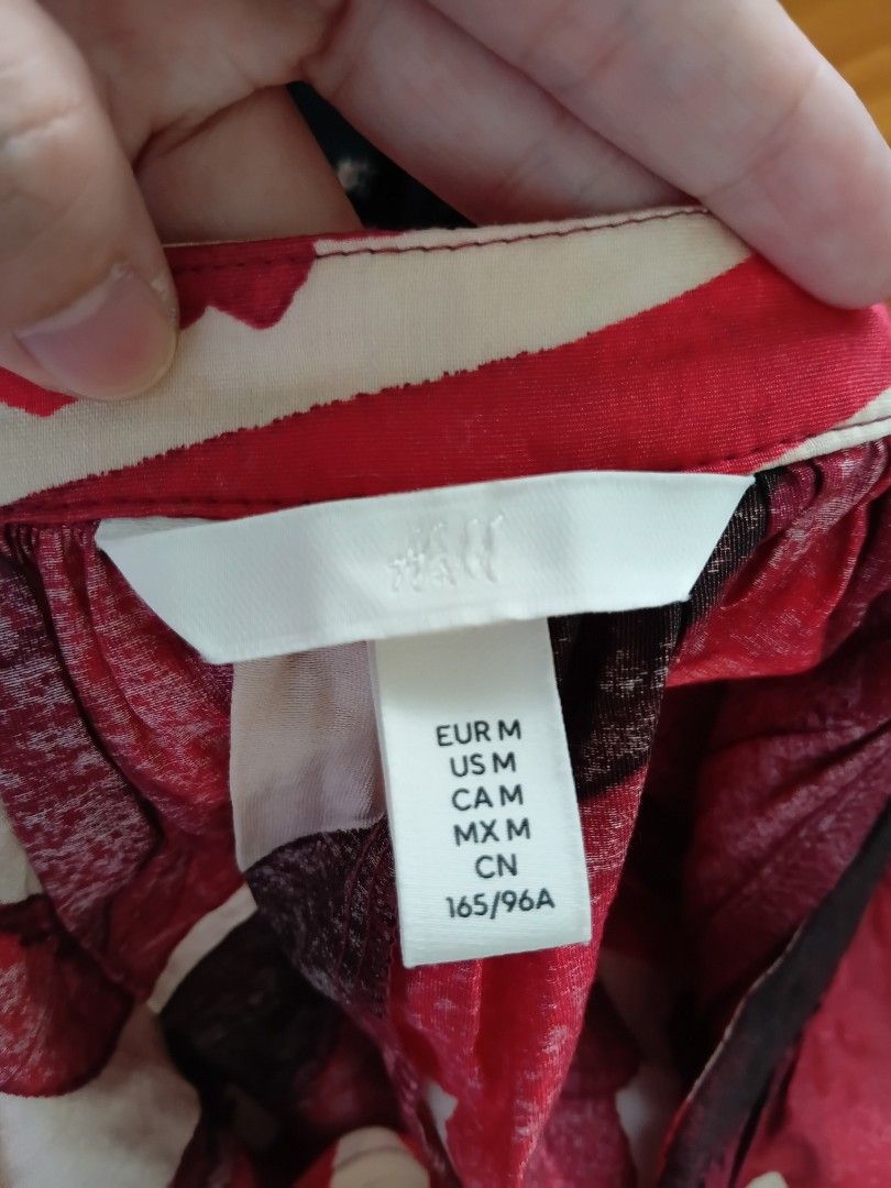 H&M Floral Red 3/4 Longsleeve (Category: Blouses) located in Angeles City. Submitted by itsandspreloved (Listing ID 1468525300, Image 3). Description: size: can fit L-XL lightyly used.