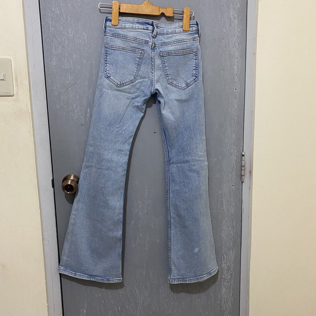 H&M Light Blue Low Rise Flared Jeans (Category: Jeans) located in Quezon City. Submitted by lovelylittlepreloves (Listing ID 1468697301, Image 3). Description: I bought it for ₱799. It didn’t have pockets, so I had them added..