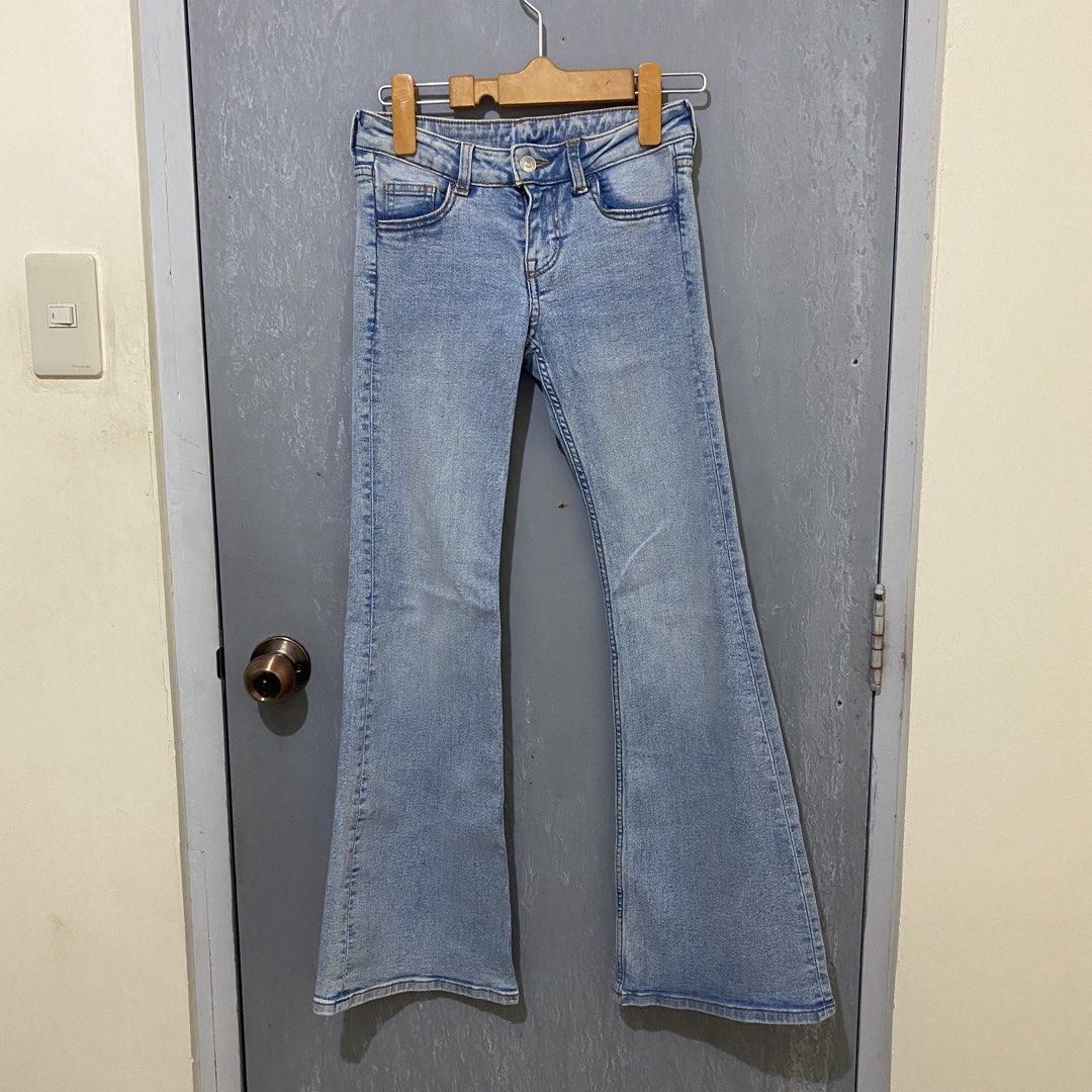 H&M Light Blue Low Rise Flared Jeans (Category: Jeans) located in Quezon City. Submitted by lovelylittlepreloves (Listing ID 1468697301, Image 1). Description: I bought it for ₱799. It didn’t have pockets, so I had them added..