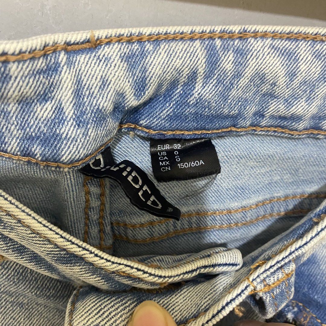 H&M Light Blue Low Rise Flared Jeans (Category: Jeans) located in Quezon City. Submitted by lovelylittlepreloves (Listing ID 1468697301, Image 2). Description: I bought it for ₱799. It didn’t have pockets, so I had them added..