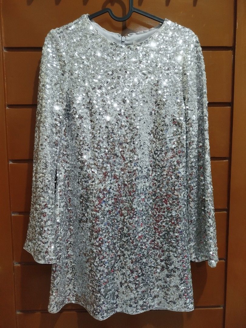 H&M Sequined Dress - Silver XS (Category: Dresses) located in Quezon City. Submitted by luckycitrine (Listing ID 1468565309, Image 1). Description: - Brand new with tags (BNWT) with retail price on tag - Color: Silver - Design: Round neckline, long sleeves, and back zipper closure - Material: Fully lined inside with all-over shimmering sequins - Occasion: Extra sparkly piece, perfect for parties and night outs - Ships via Grab/Lalamove from Noval