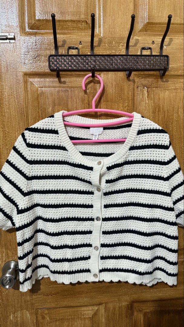 H&M Striped Cropped Knit Cardigan (Category: Coats, Jackets and Outerwear) located in Makati City. Submitted by andrae.thomas (Listing ID 1468684593, Image 3). Description: - Brand: H&M - Style: Cropped cardigan with classic cream and black stripes - Size: XL - Details: Short sleeves, round neckline, front button closure, textured knit fabric - Special Features: Charming scalloped hem and cuffs - Condition: Excellent, clean with no flaws noticed 