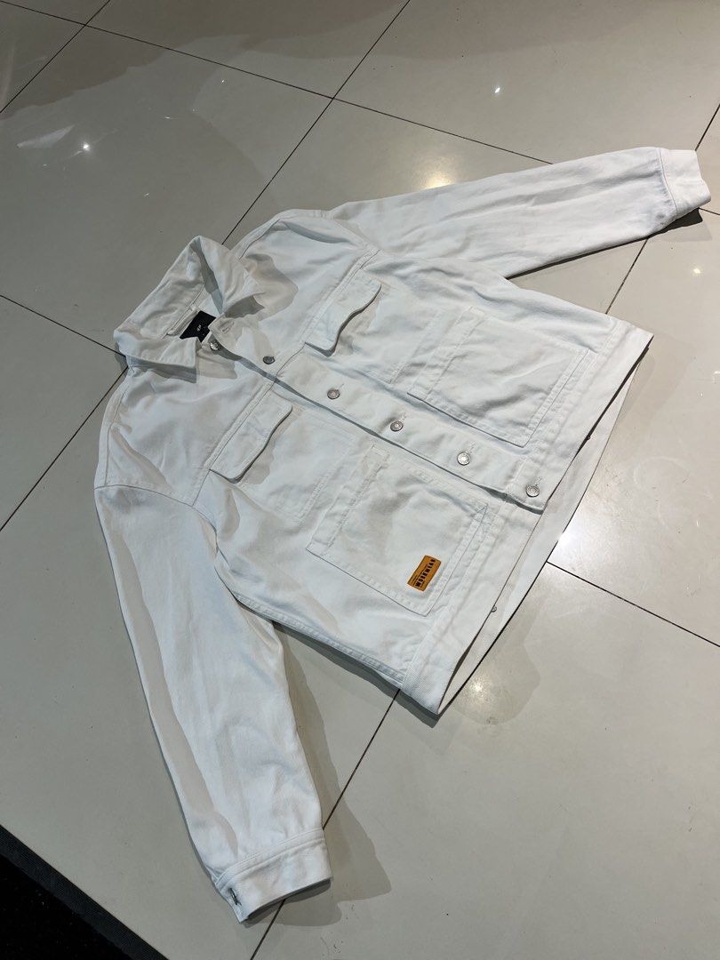 H&M White Denim Workwear Jacket (Category: Coats, Jackets and Outerwear) located in Valencia. Submitted by yaku_lux (Listing ID 1468506780, Image 1). Description: Excellent Condition Large on tags 26-27 length 24 width .