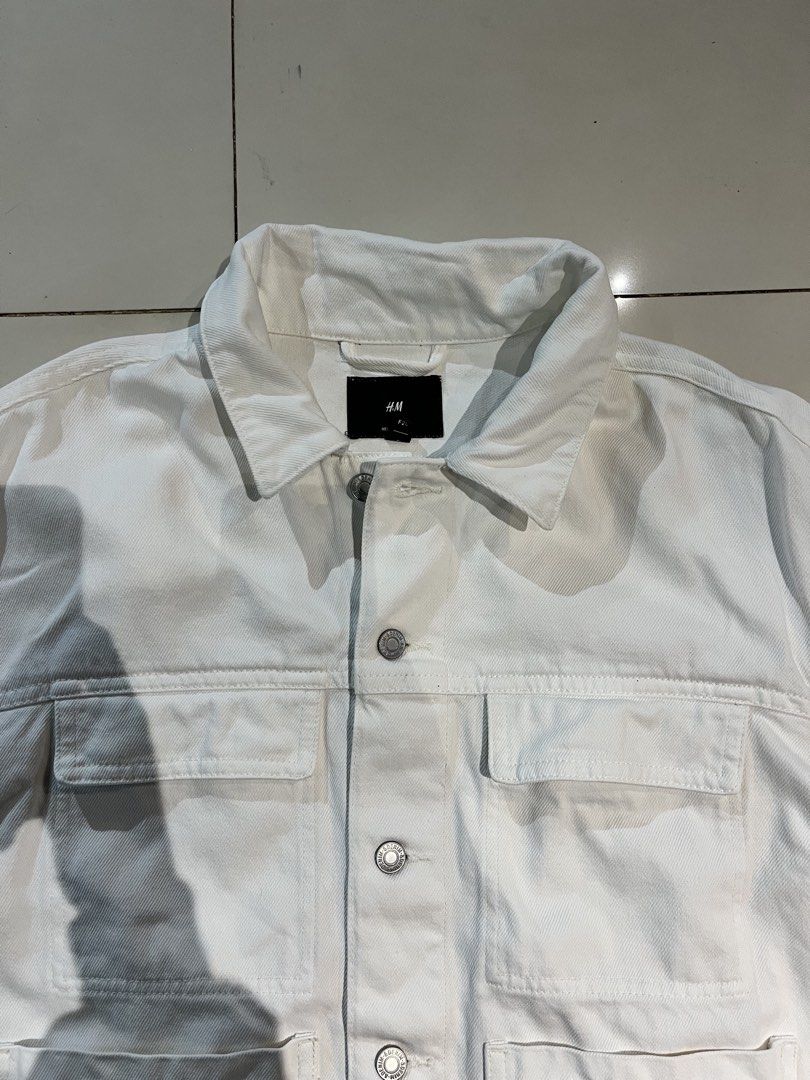 H&M White Denim Workwear Jacket (Category: Coats, Jackets and Outerwear) located in Valencia. Submitted by yaku_lux (Listing ID 1468506780, Image 3). Description: Excellent Condition Large on tags 26-27 length 24 width .