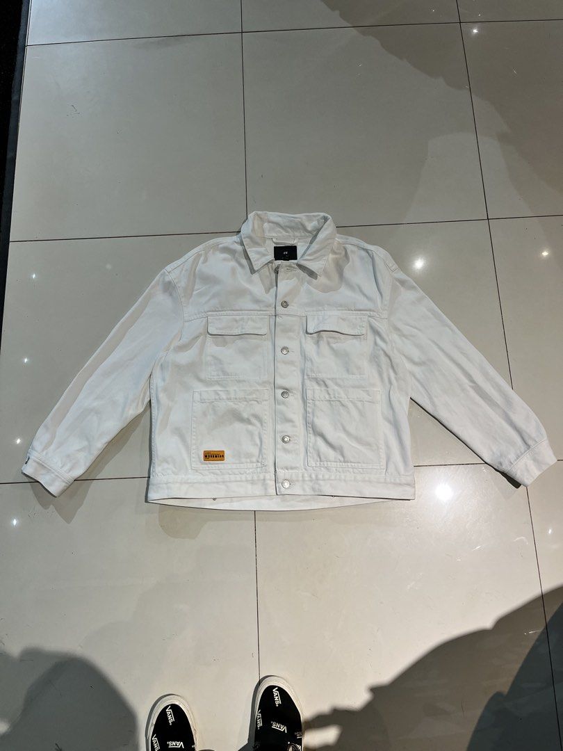 H&M White Denim Workwear Jacket (Category: Coats, Jackets and Outerwear) located in Valencia. Submitted by yaku_lux (Listing ID 1468506780, Image 2). Description: Excellent Condition Large on tags 26-27 length 24 width .