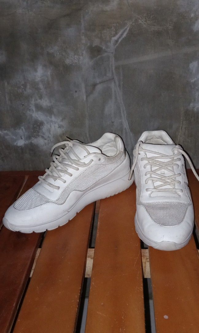 HOGAN WHITE SHOES (Category: Sneakers) located in Makati City. Submitted by egsdhadghas (Listing ID 1468698049, Image 2). Description: in good condition. size 39-40.