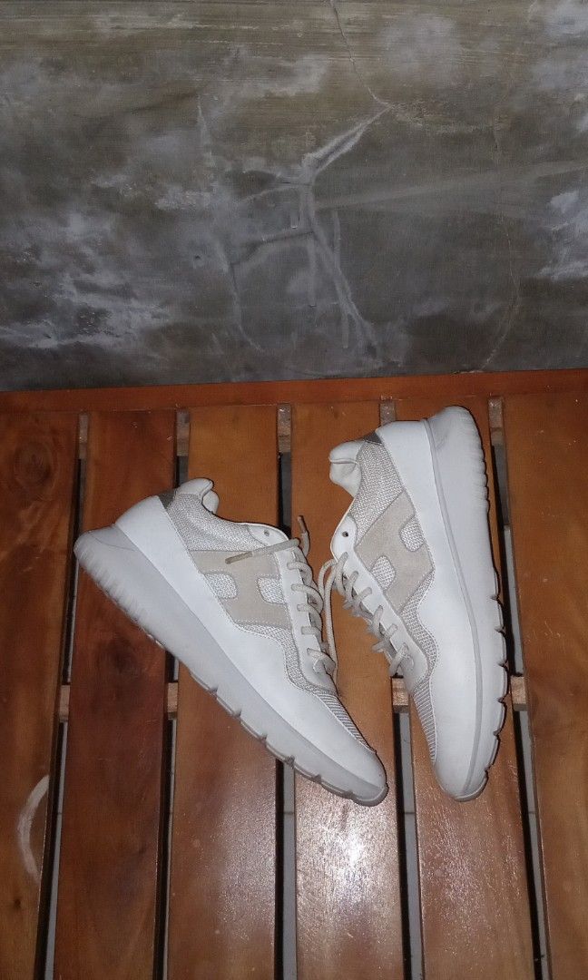 HOGAN WHITE SHOES (Category: Sneakers) located in Makati City. Submitted by egsdhadghas (Listing ID 1468698049, Image 1). Description: in good condition. size 39-40.
