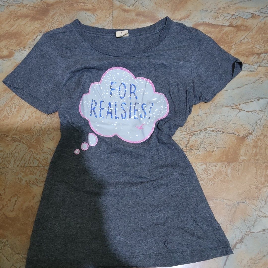 Hollister Charcoal Gray Printed Tee Size S (Category: Shirts) located in Valenzuela. Submitted by 0003c4 (Listing ID 1468656628, Image 3). Description: hollister California, casual / Y2K / vintage-inspired small in. tag, fits xs to small Color: Charcoal gray.