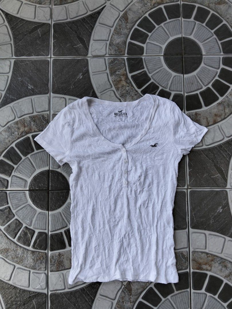 Hollister Tshirt (Category: Shirts) located in Nabua. Submitted by tendollardeals (Listing ID 1468529102, Image 1). Description: small on tag 13x21 excellent condition.