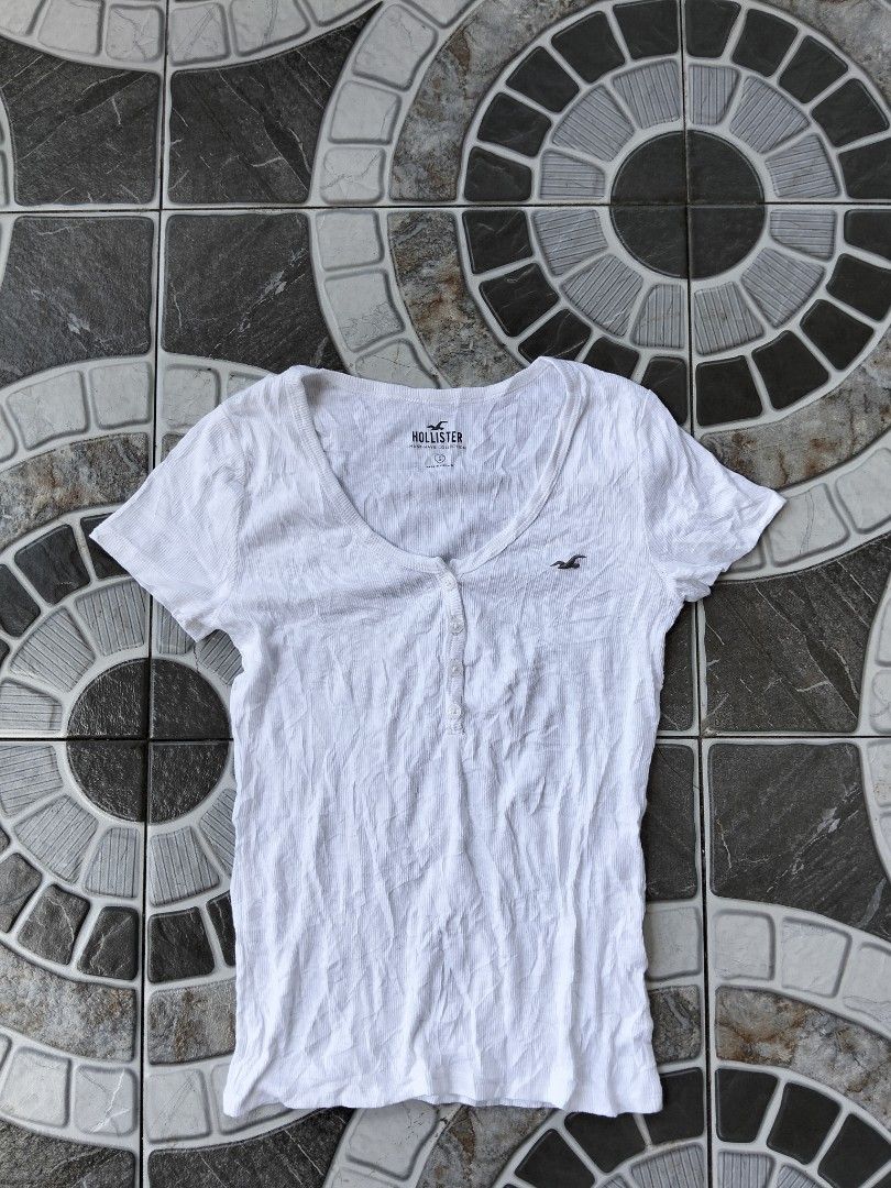 Hollister Tshirt (Category: Shirts) located in Nabua. Submitted by tendollardeals (Listing ID 1468529102, Image 2). Description: small on tag 13x21 excellent condition.