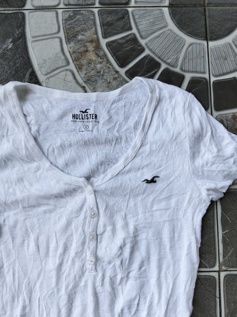 Hollister Tshirt (Category: Shirts) located in Nabua. Submitted by tendollardeals (Listing ID 1468529102, Image 3). Description: small on tag 13x21 excellent condition.