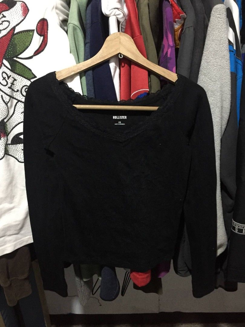 Hollister Womens Longsleeve (Category: Longsleeves) located in Calamba. Submitted by mysticcat-5ccee5 (Listing ID 1468597649, Image 1). Description: 📌Hollister Pointelle Lace V-Neck Longsleeve XS Excellent Condition 9.5/10 Cr No Issue 💸299+Shipping Fee 📌Calamba, Laguna.