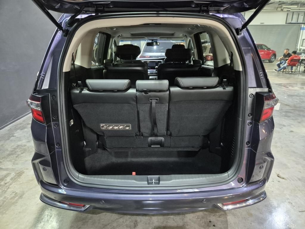 Honda Odyssey 2.4 EXV-S (A) (Category: Used Cars) located in Singapore. Submitted by trillium.auto (Listing ID 1468555616, Image 3). Description: 🚘 Vehicle Features 2.4L 4 cylinder in-line DOHC I-VTEC engine mated to Earth Dreams CVT transmission, producing 172bhp/225nm 🚘 Accessories Electric leather seats. Touch-screen system. Keyless entry/start/stop. Dual sliding door. Reverse camera/sensors. Multi-function steering wheel. 🚘 Description Lik