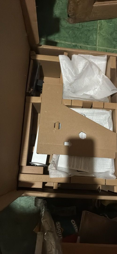 Hp Monitor (Category: Monitor Screens) located in Caloocan City. Submitted by michtanaka (Listing ID 1468512417, Image 3). Description: hp E23 G4 23-inch Diagonal FHD monitor used for less than a month for WFH that didnt worked out RFS: di na nagagamit inaalikabukan lang.