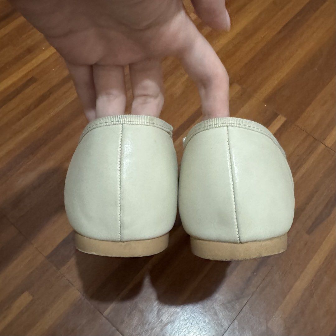 Hue Manila Lora in Creme (Category: Flats & Sandals) located in San Fernando. Submitted by declotter (Listing ID 1468546096, Image 3). Description: - Hue Manila ballet flats (Lora in Creme) - Size 8 (24.5cm) .