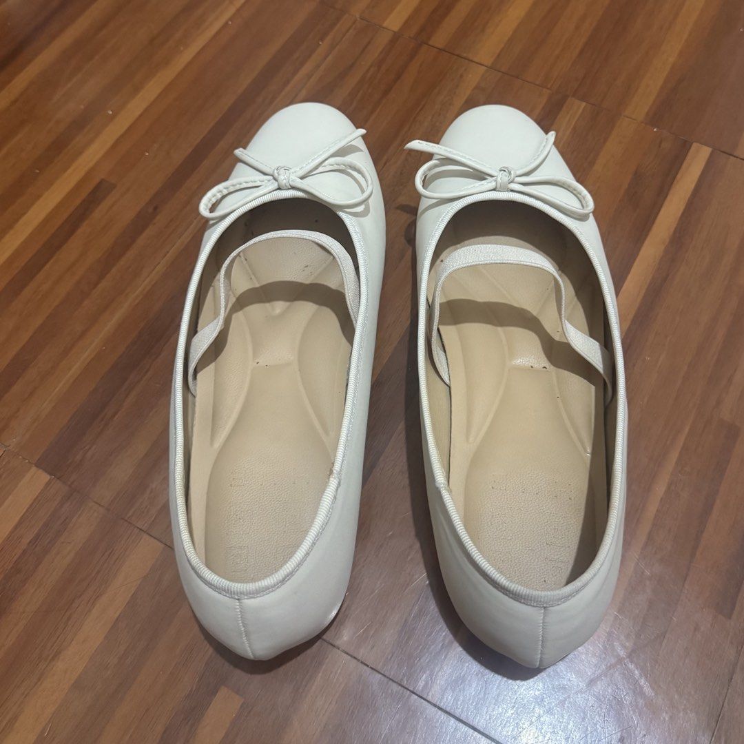 Hue Manila Lora in Creme (Category: Flats & Sandals) located in San Fernando. Submitted by declotter (Listing ID 1468546096, Image 2). Description: - Hue Manila ballet flats (Lora in Creme) - Size 8 (24.5cm) .