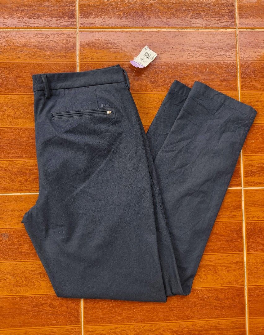 Hugo boss Chino (Category: Chinos) located in San Isidro. Submitted by goldendogs (Listing ID 1468587128, Image 3). Description: Hugo Boss Waist 34 - 36 / 43 Length / 7 Leg opening / Thigh 13 Asnew condition Strechable Relax fit Flawless / Prestine condition Dm 📥.